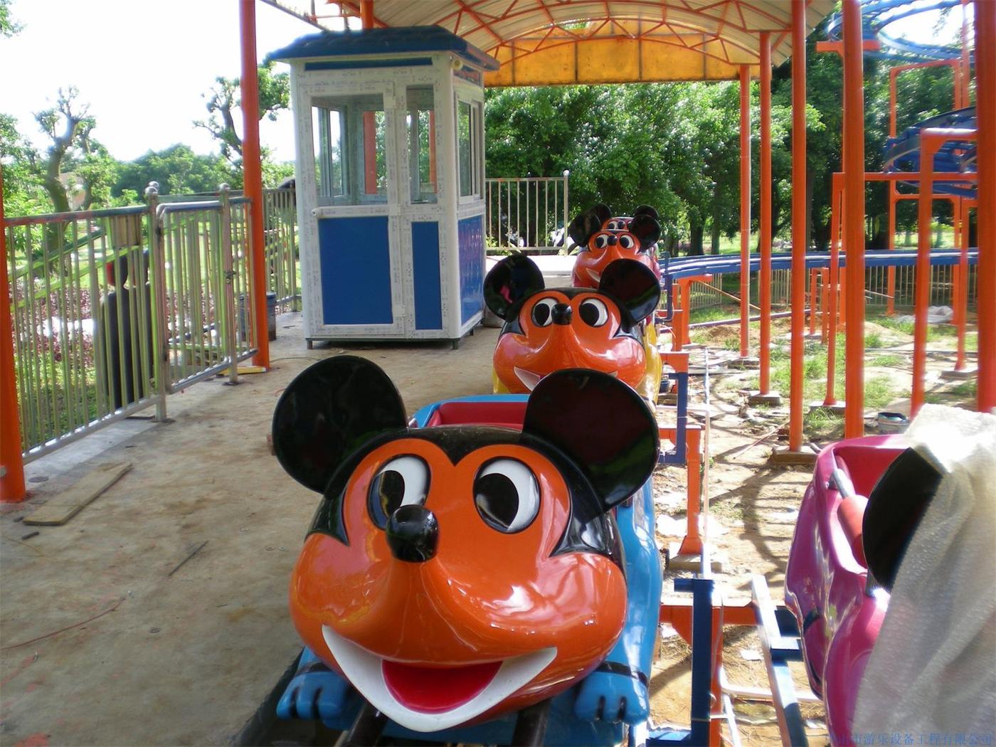 Family roller coaster for a theme park in Jakarta, Indonesia — photograph 3