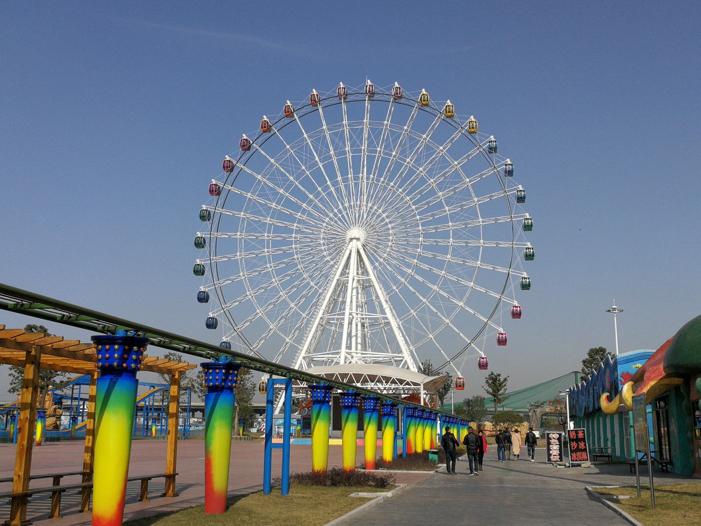 Scenic area and resort rides — photograph 4