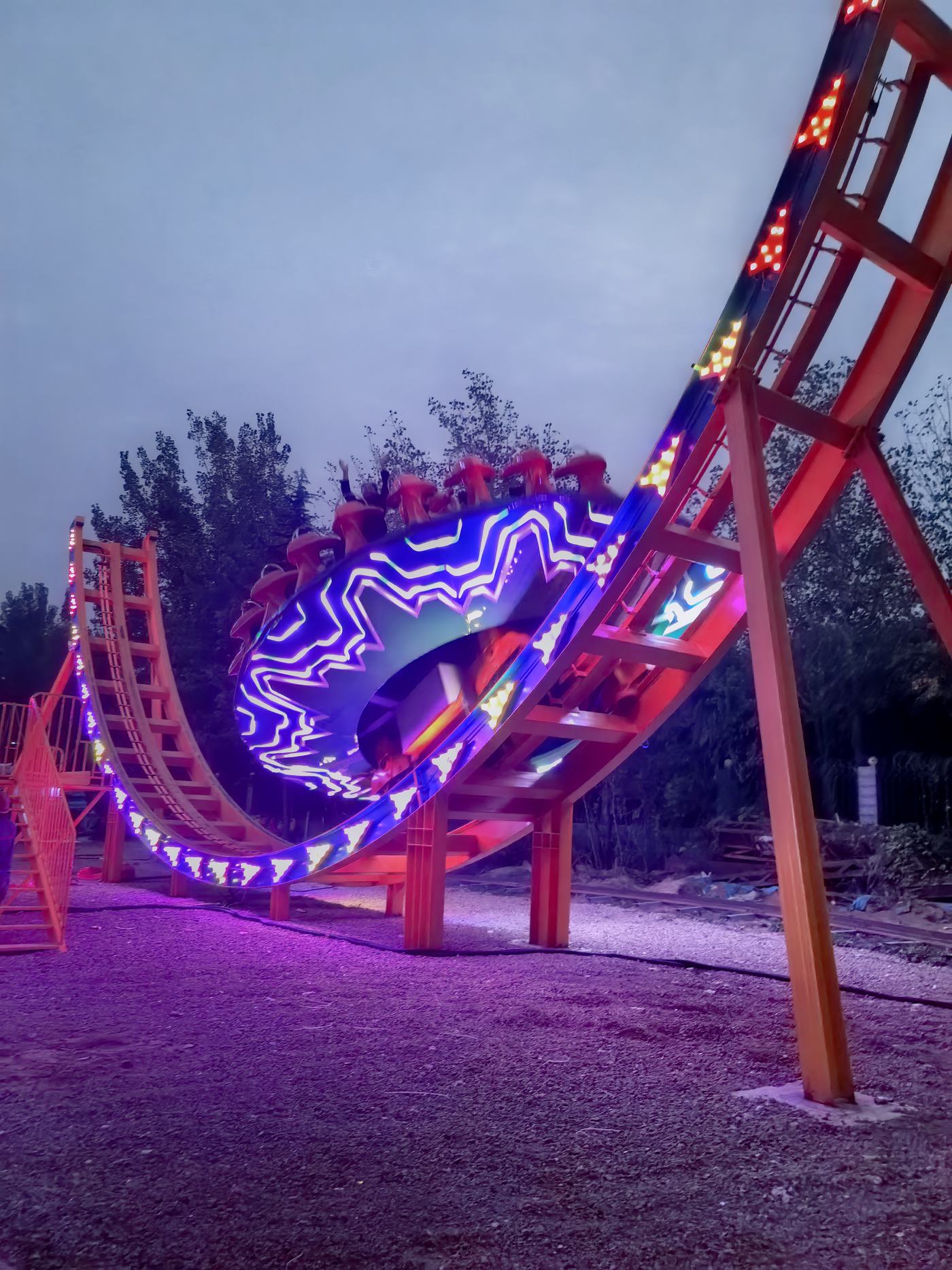 Frisbee amusement ride — photograph 2