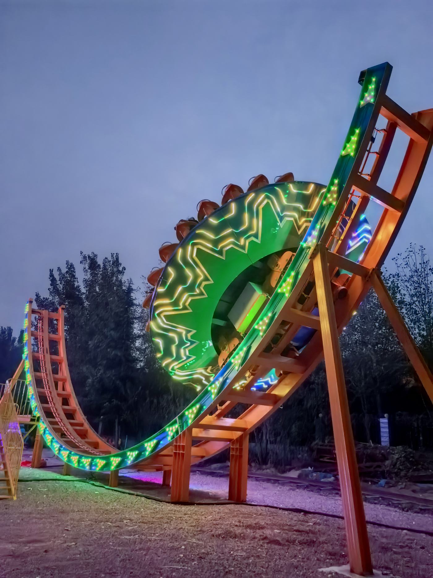 Frisbee amusement ride — photograph 3