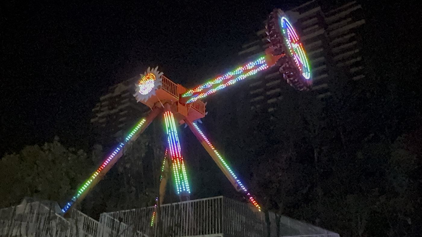 Medium pendulum ride ordered by a Canadian theme park — photograph 3