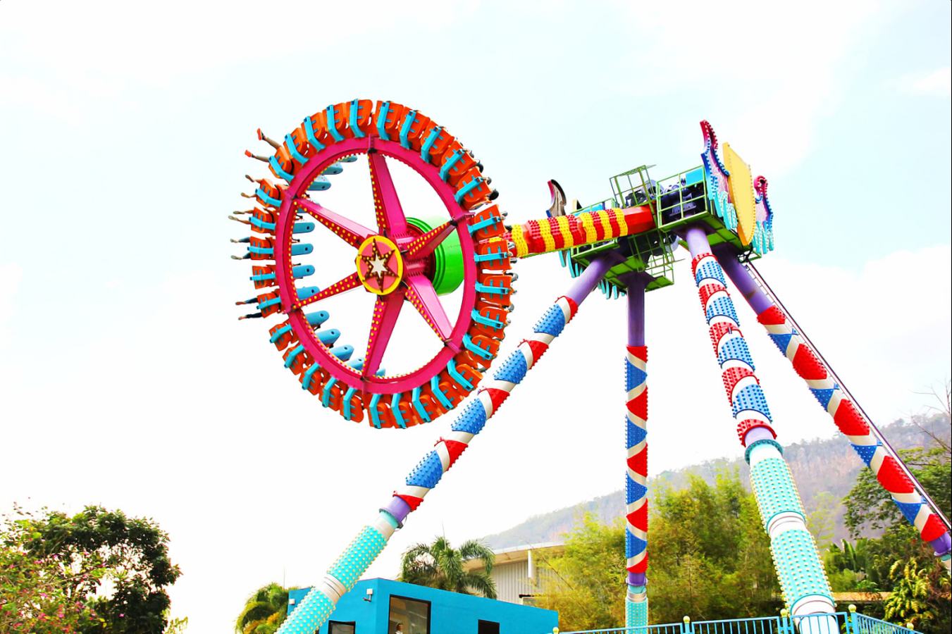 Medium pendulum ride ordered by a Canadian theme park — photograph 4