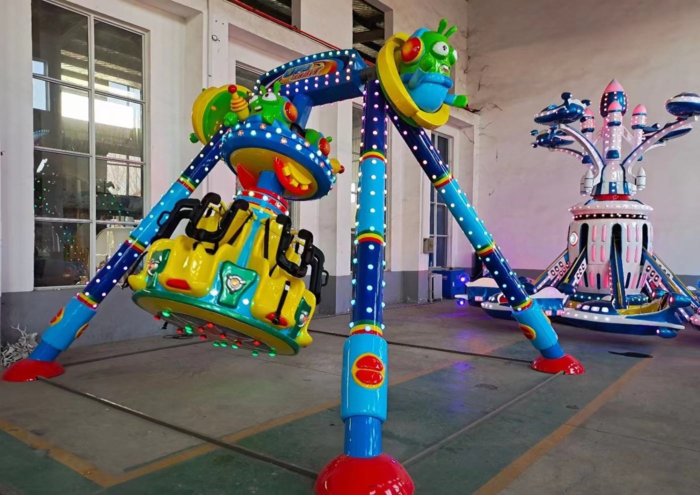 Medium pendulum ride ordered by a Canadian theme park — photograph 5