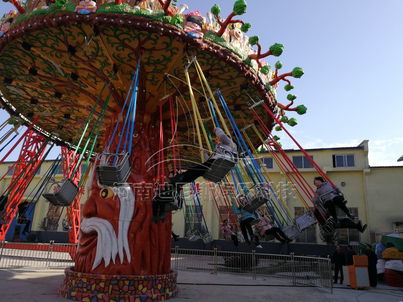 Fruit flying chair rides — photograph 4